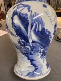 Vase de forme 'yenyen' en porcelaine de Chine en bleu et blanc &agrave; d&eacute;cor de figures dans un paysage, 19/20&egrave;me