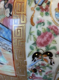 Deux paires de vases en porcelaine de Chine famille rose, 19&egrave;me