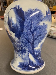 Vase de forme 'yenyen' en porcelaine de Chine en bleu et blanc &agrave; d&eacute;cor de figures dans un paysage, 19/20&egrave;me