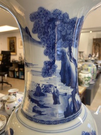 Vase de forme 'yenyen' en porcelaine de Chine en bleu et blanc &agrave; d&eacute;cor de figures dans un paysage, 19/20&egrave;me