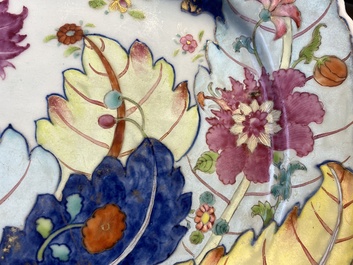 Een Chinese octagonale famille rose schotel met decor van tabaksbladeren, Qianlong