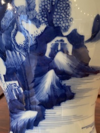 Vase de forme 'yenyen' en porcelaine de Chine en bleu et blanc &agrave; d&eacute;cor de figures dans un paysage, 19/20&egrave;me