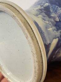 Vase de forme 'yenyen' en porcelaine de Chine en bleu et blanc &agrave; d&eacute;cor de figures dans un paysage, 19/20&egrave;me