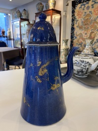 Een Chinese poederblauwe koffiepot met verguld decor, Kangxi