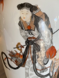 Vase en porcelaine de Chine &agrave; d&eacute;cor de Shou Lao et Lan Caihe en grisaille et rouge de fer, marque de Hongxian, R&eacute;publique