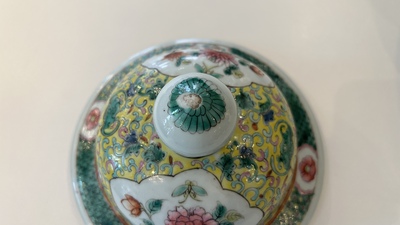 Une paire de vases couverts et une jardini&egrave;re en porcelaine de Chine famille rose, 19/20&egrave;me