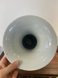 Vase de forme 'yenyen' en porcelaine de Chine en bleu et blanc &agrave; d&eacute;cor de figures dans un paysage, 19/20&egrave;me