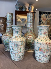 Deux paires de vases en porcelaine de Chine famille rose, 19&egrave;me