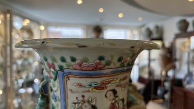 Quatre vases en porcelaine de Chine famille rose, 19/20&egrave;me