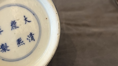 Een paar Chinese Canton famille rose vazen en een paar blauw-witte dekselpotten, 19e eeuw