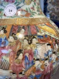 Deux paires de vases en porcelaine de Chine famille rose, 19&egrave;me