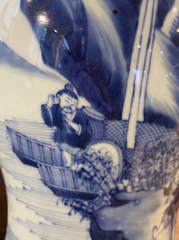 Vase de forme 'yenyen' en porcelaine de Chine en bleu et blanc &agrave; d&eacute;cor de figures dans un paysage, 19/20&egrave;me