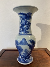 Een Chinese blauw-witte 'yenyen' vaas met figuren in een landschap, 19/20e eeuw