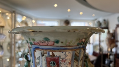 Quatre vases en porcelaine de Chine famille rose, 19/20&egrave;me