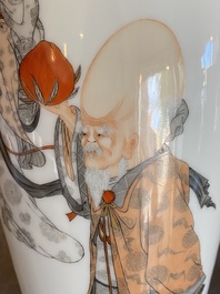Vase en porcelaine de Chine &agrave; d&eacute;cor de Shou Lao et Lan Caihe en grisaille et rouge de fer, marque de Hongxian, R&eacute;publique