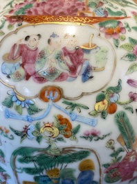 Deux paires de vases en porcelaine de Chine famille rose, 19&egrave;me