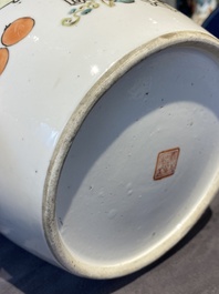 Pot couvert en porcelaine de Chine qianjiang cai &agrave; d&eacute;cor d'antiquit&eacute;s, sign&eacute; Xu Pinheng 許品衡, dat&eacute; 1903