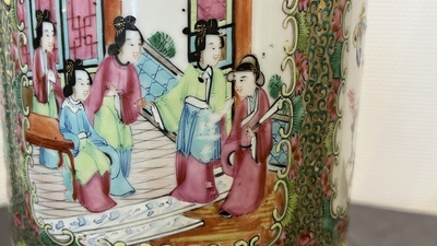 Une paire de vases en porcelaine de Chine famille rose de Canton et une paire de pots couverts en bleu et blanc, 19&egrave;me