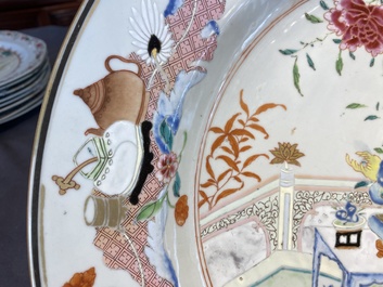 Plat en porcelaine de Chine famille rose &agrave; d&eacute;cor d'antiquit&eacute;s, Yongzheng/Qianlong