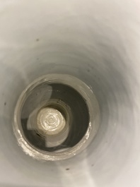 Vase de forme 'yenyen' en porcelaine de Chine en bleu et blanc &agrave; d&eacute;cor de figures dans un paysage, 19/20&egrave;me