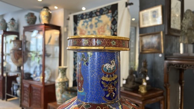 Een Chinese famille verte dekselvaas met poederblauwe fondkleur en een cloisonn&eacute; rouleau vaas, 19e eeuw