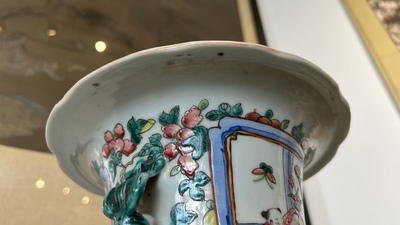 Quatre vases en porcelaine de Chine famille rose, 19/20&egrave;me