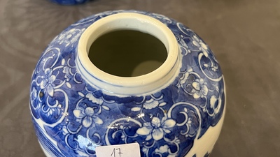 Een paar Chinese Canton famille rose vazen en een paar blauw-witte dekselpotten, 19e eeuw