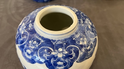 Een paar Chinese Canton famille rose vazen en een paar blauw-witte dekselpotten, 19e eeuw