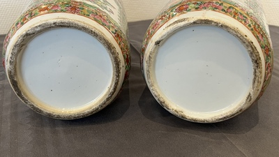 Une paire de vases en porcelaine de Chine famille rose de Canton et une paire de pots couverts en bleu et blanc, 19&egrave;me