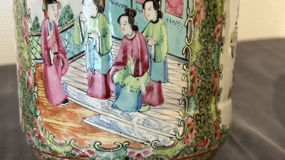 Une paire de vases en porcelaine de Chine famille rose de Canton et une paire de pots couverts en bleu et blanc, 19&egrave;me