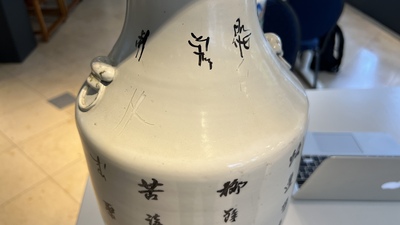 Quatre vases en porcelaine de Chine famille rose, 19/20&egrave;me