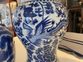 Trois vases en porcelaine de Chine en bleu et blanc et un en rouge monochrome, 19&egrave;me