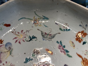 Een Chinese octagonale famille rose, ijzerrode en vergulde dekseldoos met vlinders, Yongzheng