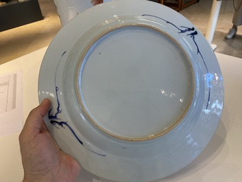 Plat en porcelaine de Chine en bleu et blanc &agrave; d&eacute;cor de deux dames dans un jardin, Yongzheng