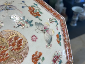 Een Chinese octagonale famille rose, ijzerrode en vergulde dekseldoos met vlinders, Yongzheng