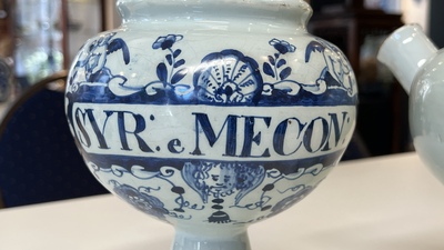 Een paar blauw-witte Engelse Delftware siroopkannen, wellicht Londen, vroeg 18e eeuw