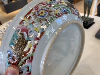 Een Chinese famille rose 'ijsvogels' schotel met opengewerkte rand, Yongzheng/Qianlong