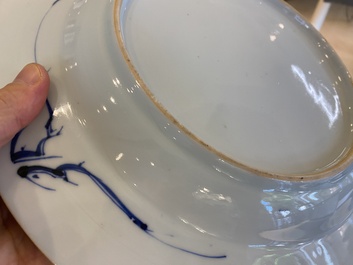 Plat en porcelaine de Chine en bleu et blanc &agrave; d&eacute;cor de deux dames dans un jardin, Yongzheng