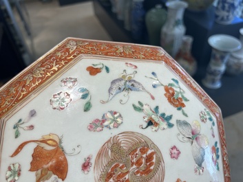 Een Chinese octagonale famille rose, ijzerrode en vergulde dekseldoos met vlinders, Yongzheng