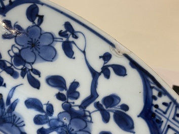 Paire de plats en porcelaine de Chine en bleu et blanc &agrave; d&eacute;cor de paysages montagneux, Kangxi