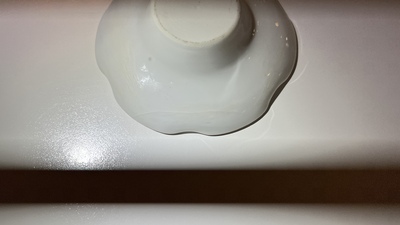 Quatre bols couverts sur leur support en porcelaine de Chine famille rose &agrave; d&eacute;cor millefleurs, marque de Qianlong, R&eacute;publique