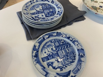 Six plats en porcelaine de Chine en bleu et blanc &agrave; d&eacute;cor d'une sc&egrave;ne du 'Xi Xiang Ji', Kangxi