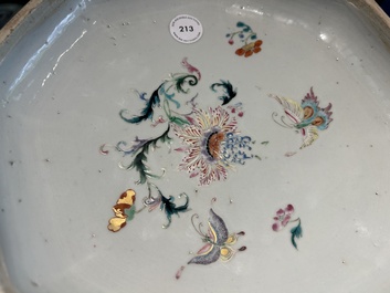 Een Chinese octagonale famille rose, ijzerrode en vergulde dekseldoos met vlinders, Yongzheng