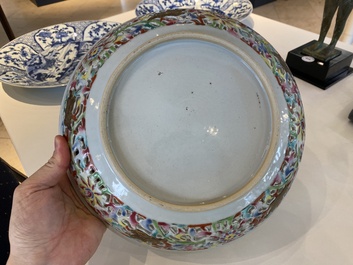 Plat en porcelaine de Chine famille rose &agrave; bord ajour&eacute;, Yongzheng/Qianlong