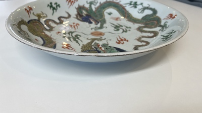 Een Chinese famille verte 'draken' schotel, Chenghua merk, Kangxi
