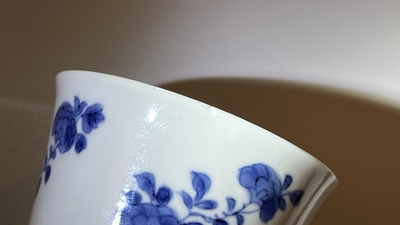 Paire de tasses et soucoupes en porcelaine de Chine en bleu et blanc, marque de Chenghua, Kangxi