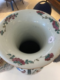 Paire de vases en porcelaine de Chine famille rose &agrave; d&eacute;cor de ph&eacute;nix et de faisans, 19&egrave;me
