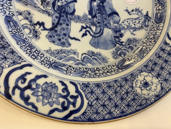 Plat en porcelaine de Chine en bleu et blanc &agrave; d&eacute;cor de deux dames dans un jardin, Yongzheng