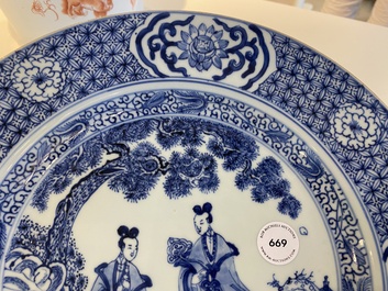 Plat en porcelaine de Chine en bleu et blanc &agrave; d&eacute;cor de deux dames dans un jardin, Yongzheng