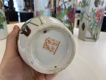 Vier Chinese qianjiang cai hoedensteunen en een vaas, 19/20e eeuw